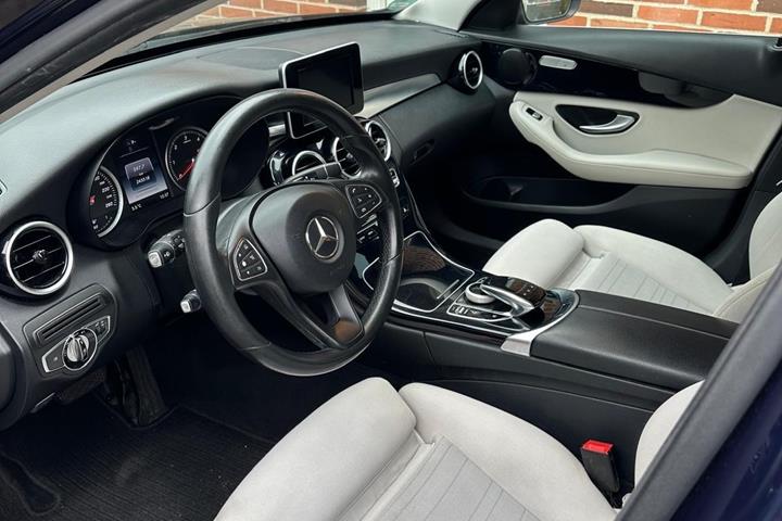 Blå Mercedes C220 d fra 2015