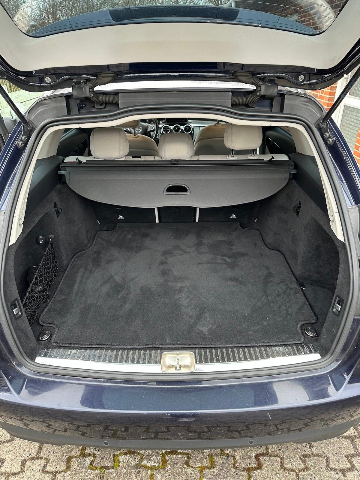 Blå Mercedes C220 d fra 2015