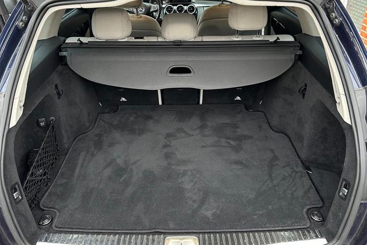 Blå Mercedes C220 d fra 2015