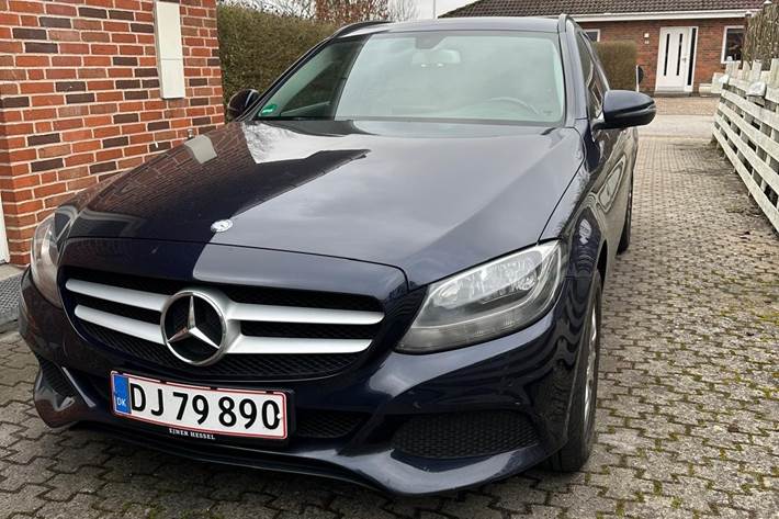 Blå Mercedes C220 d fra 2015