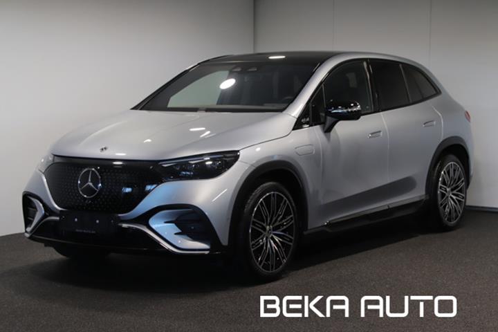 Sølv Mercedes EQE300 SUV fra 2024 set udefra