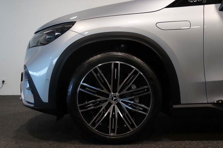 Sølv Mercedes EQE300 SUV fra 2024