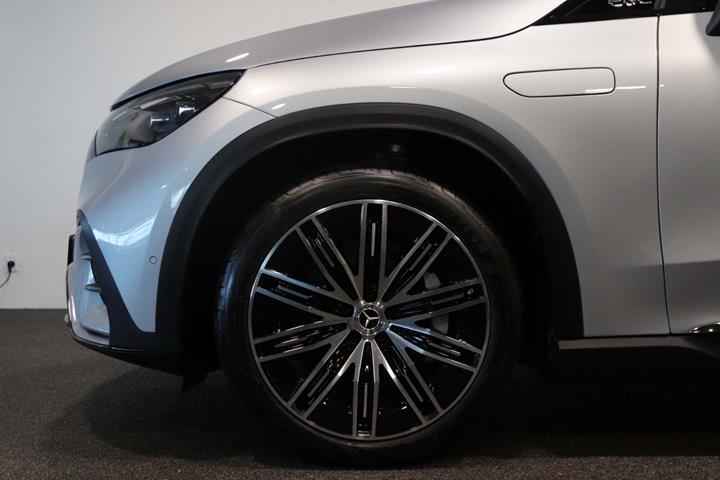 Sølv Mercedes EQE300 SUV fra 2024