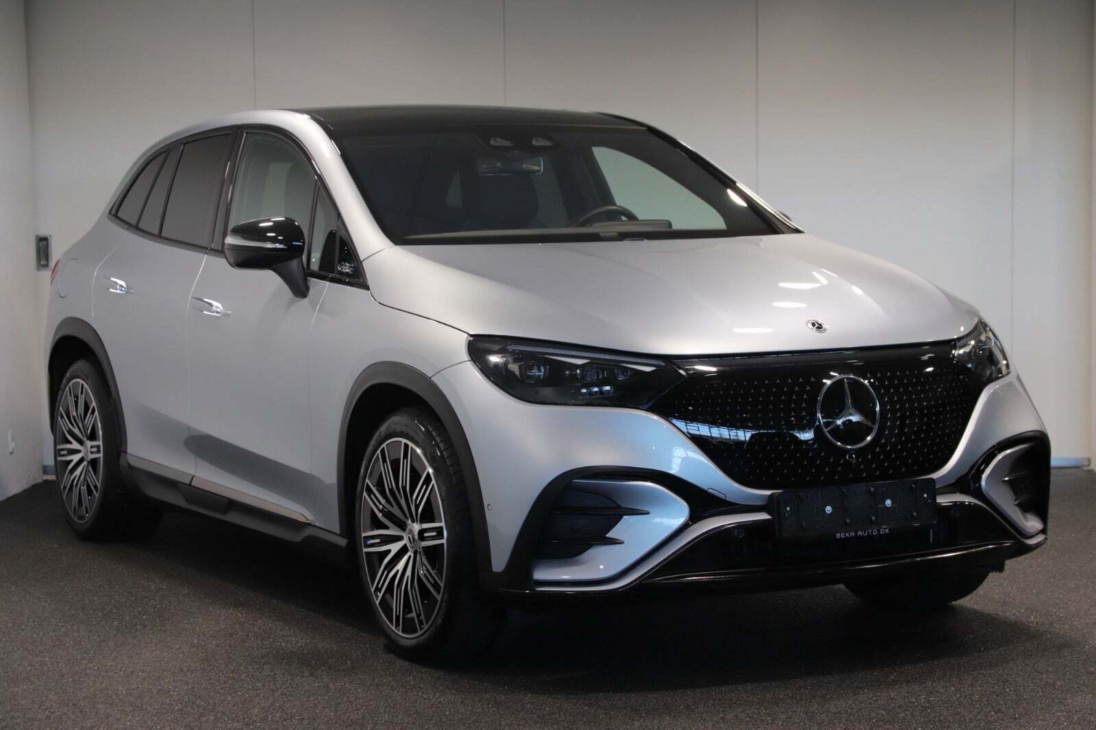 Sølv Mercedes EQE300 SUV fra 2024