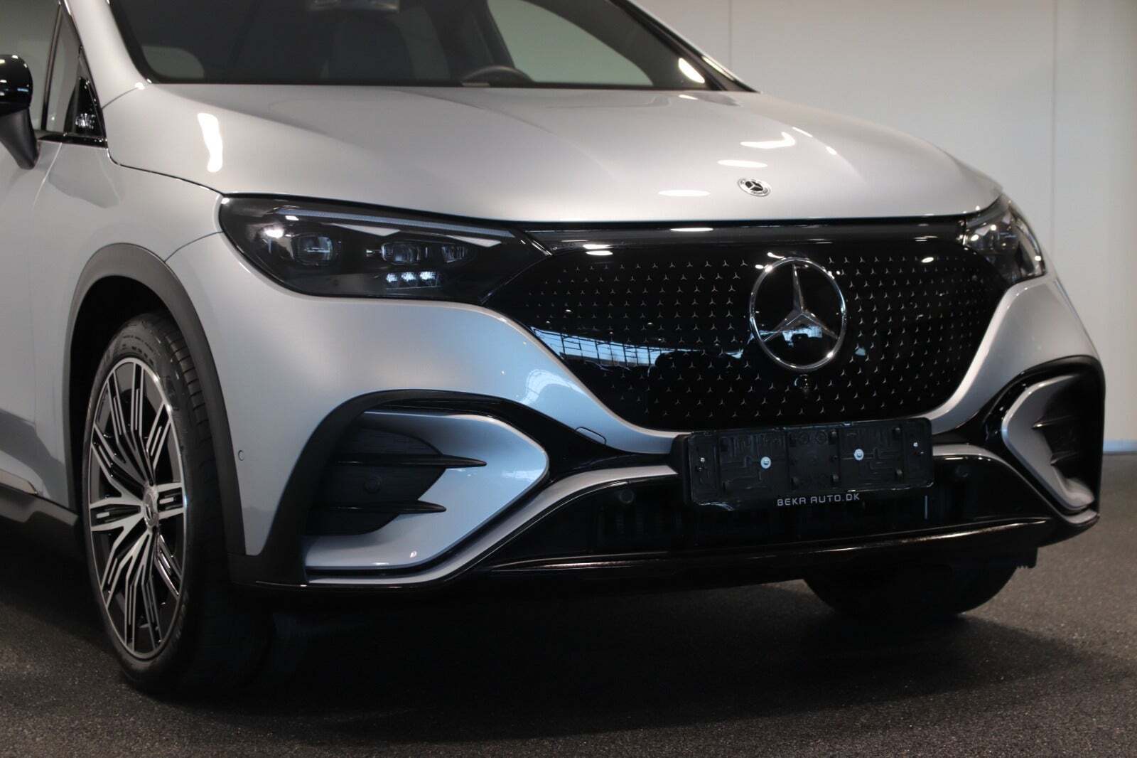 Sølv Mercedes EQE300 SUV fra 2024
