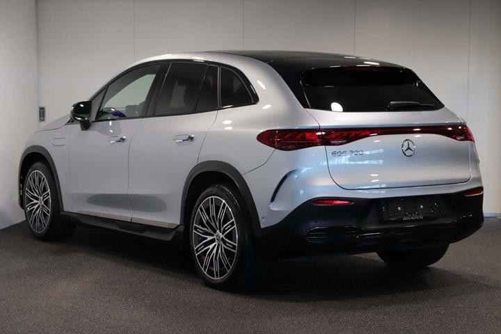 Sølv Mercedes EQE300 SUV fra 2024