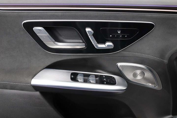 Sølv Mercedes EQE300 SUV fra 2024