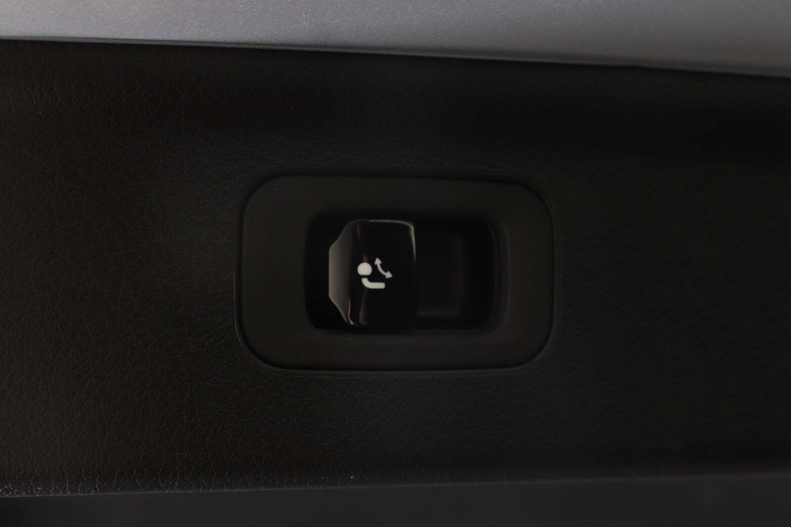 Sølv Mercedes EQE300 SUV fra 2024