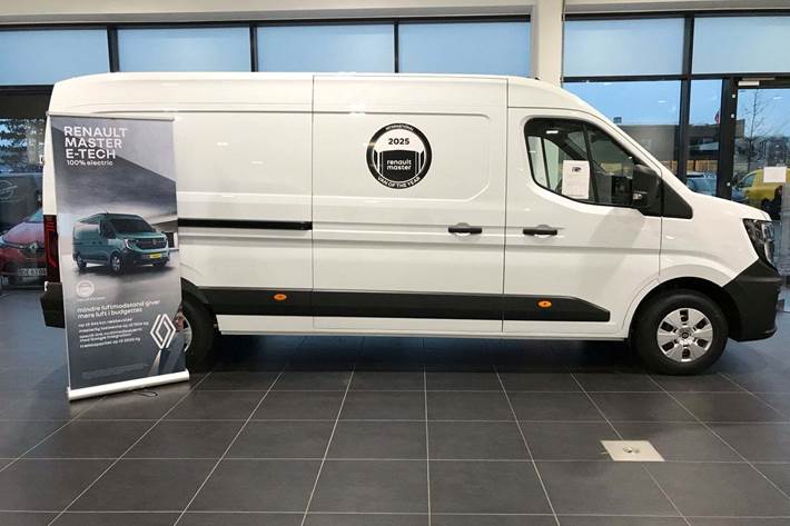 Beige Renault Master V T35 fra 2025 set udefra