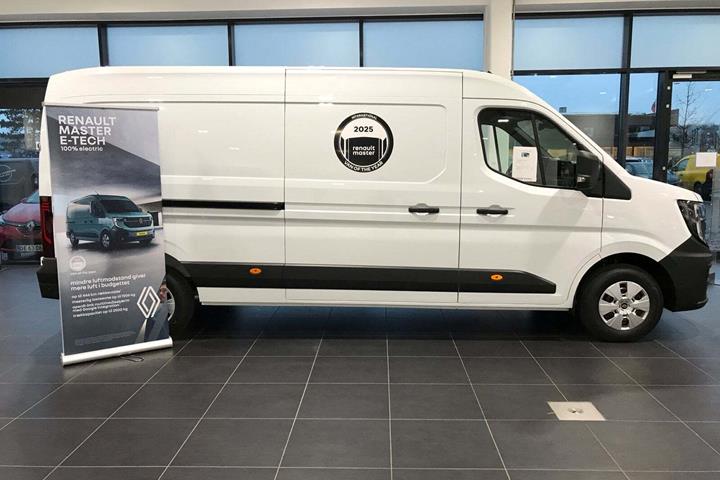 Beige Renault Master V T35 fra 2025 set udefra