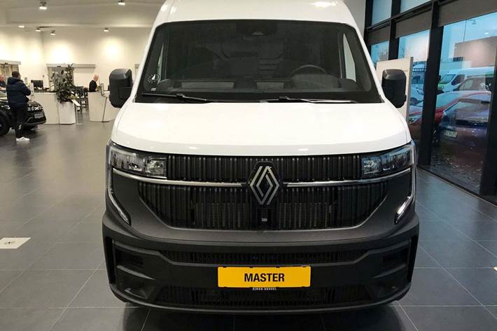 Beige Renault Master V T35 fra 2025 set udefra