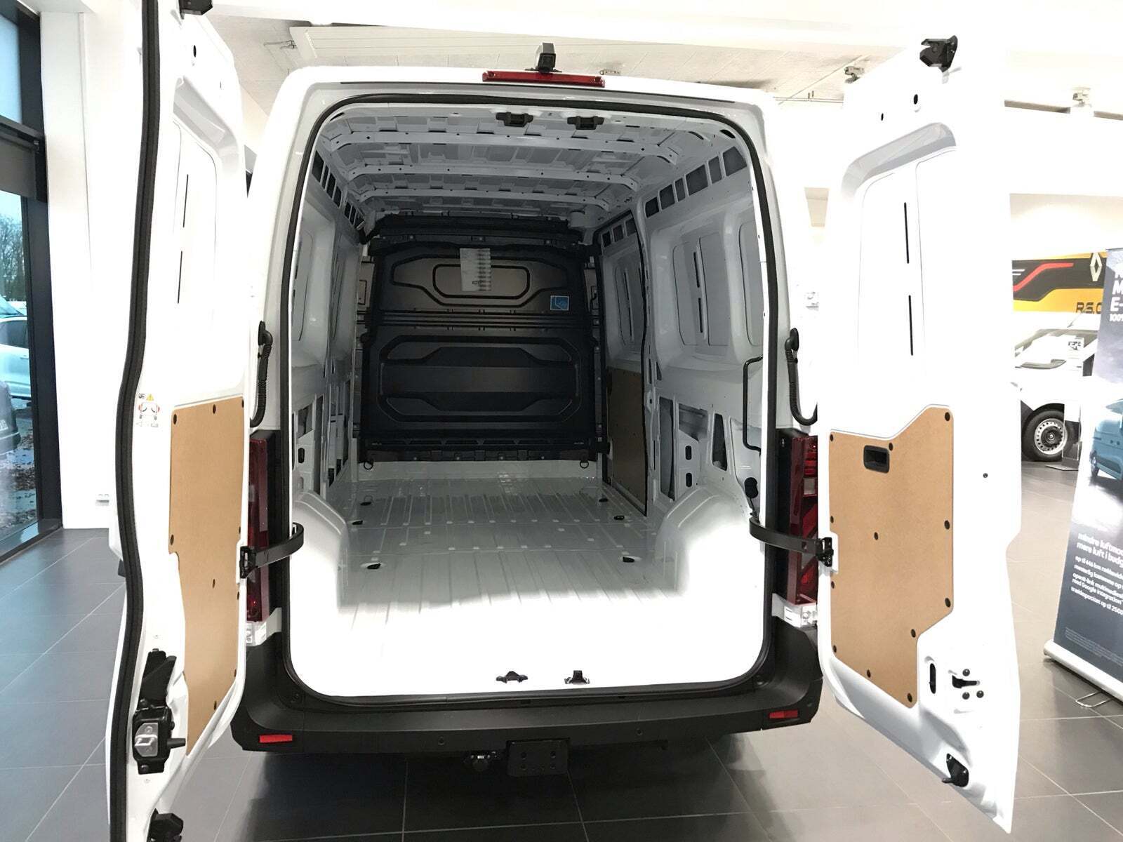 Beige Renault Master V T35 fra 2025 set udefra