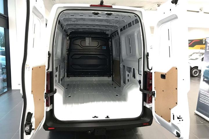Beige Renault Master V T35 fra 2025 set udefra