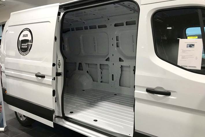 Beige Renault Master V T35 fra 2025 set udefra