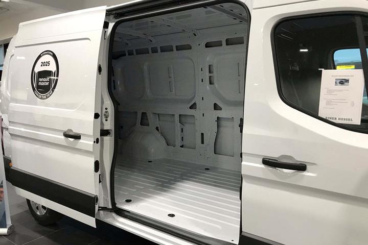 Beige Renault Master V T35 fra 2025 set udefra