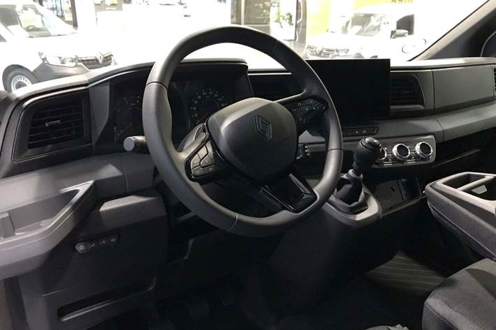 Beige Renault Master V T35 fra 2025 set indefra