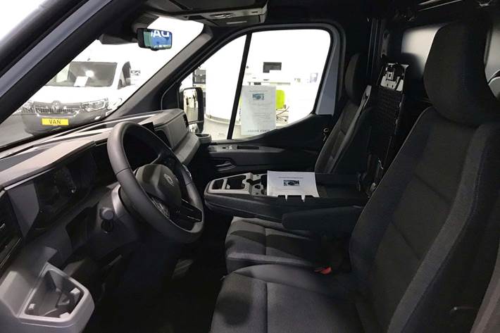 Beige Renault Master V T35 fra 2025 set indefra