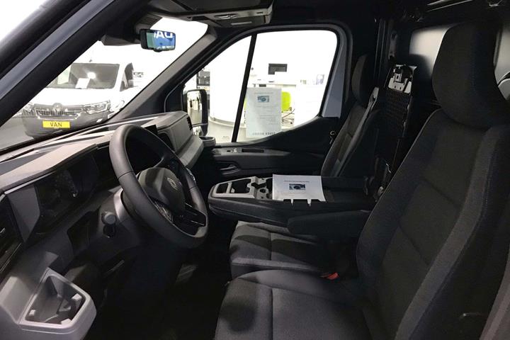 Beige Renault Master V T35 fra 2025 set indefra