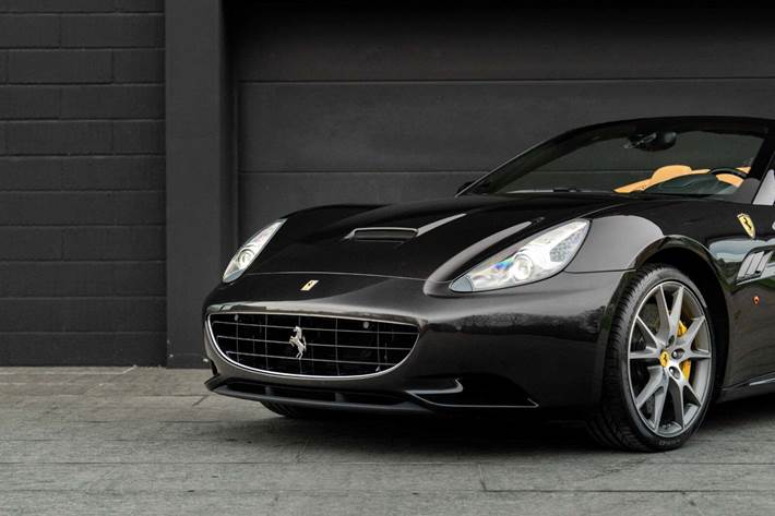 Sort Ferrari California 30 fra 2014 set udefra