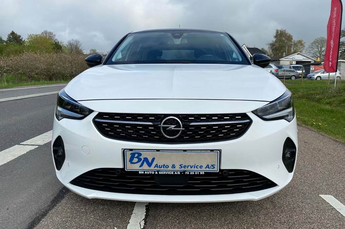 Hvid Opel Corsa fra 2020 set udefra