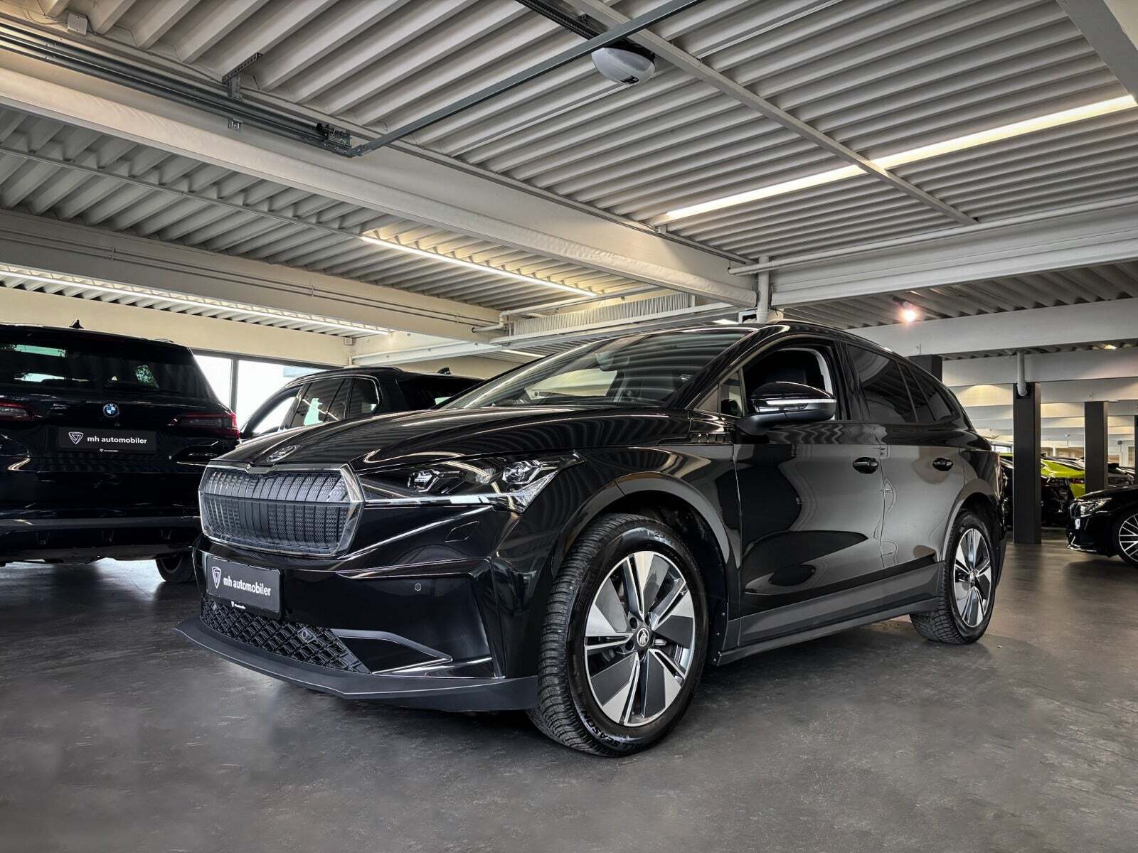 Sort Skoda Enyaq fra 2023 set udefra