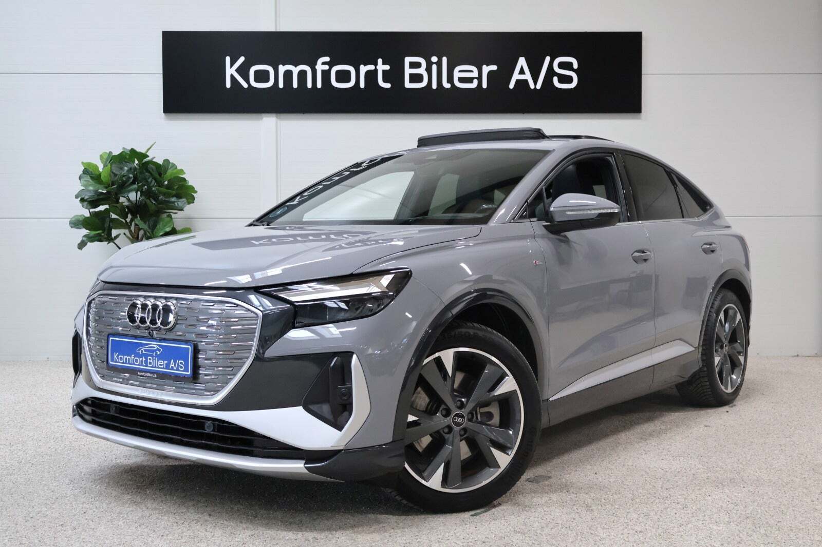 Grå Audi Q4 e-tron fra 2022 set udefra