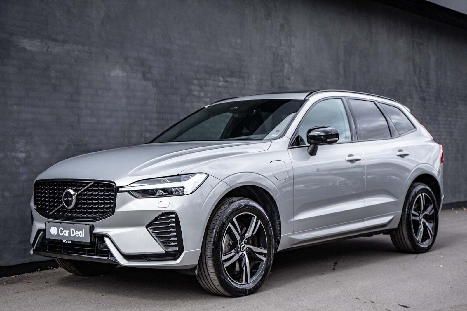 Grå Volvo XC60 fra 2022 set udefra