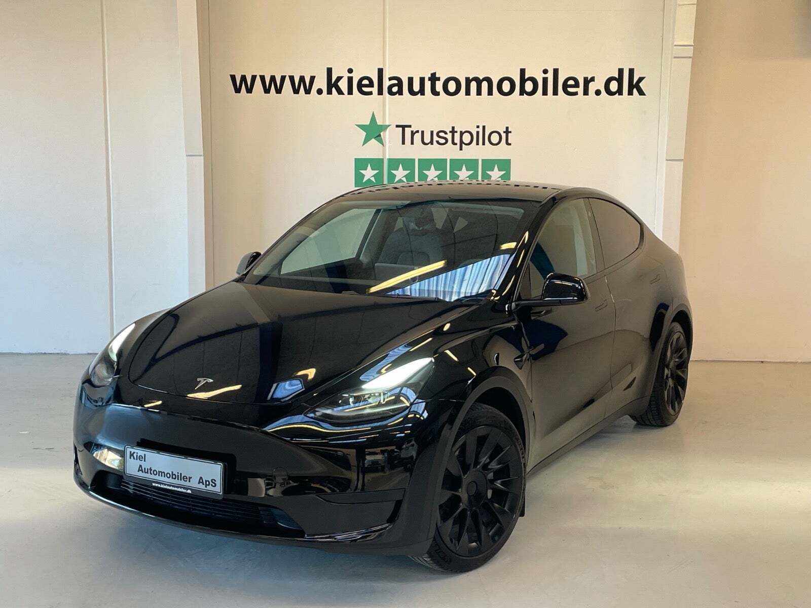 undefined Tesla Model Y fra 2024 set udefra