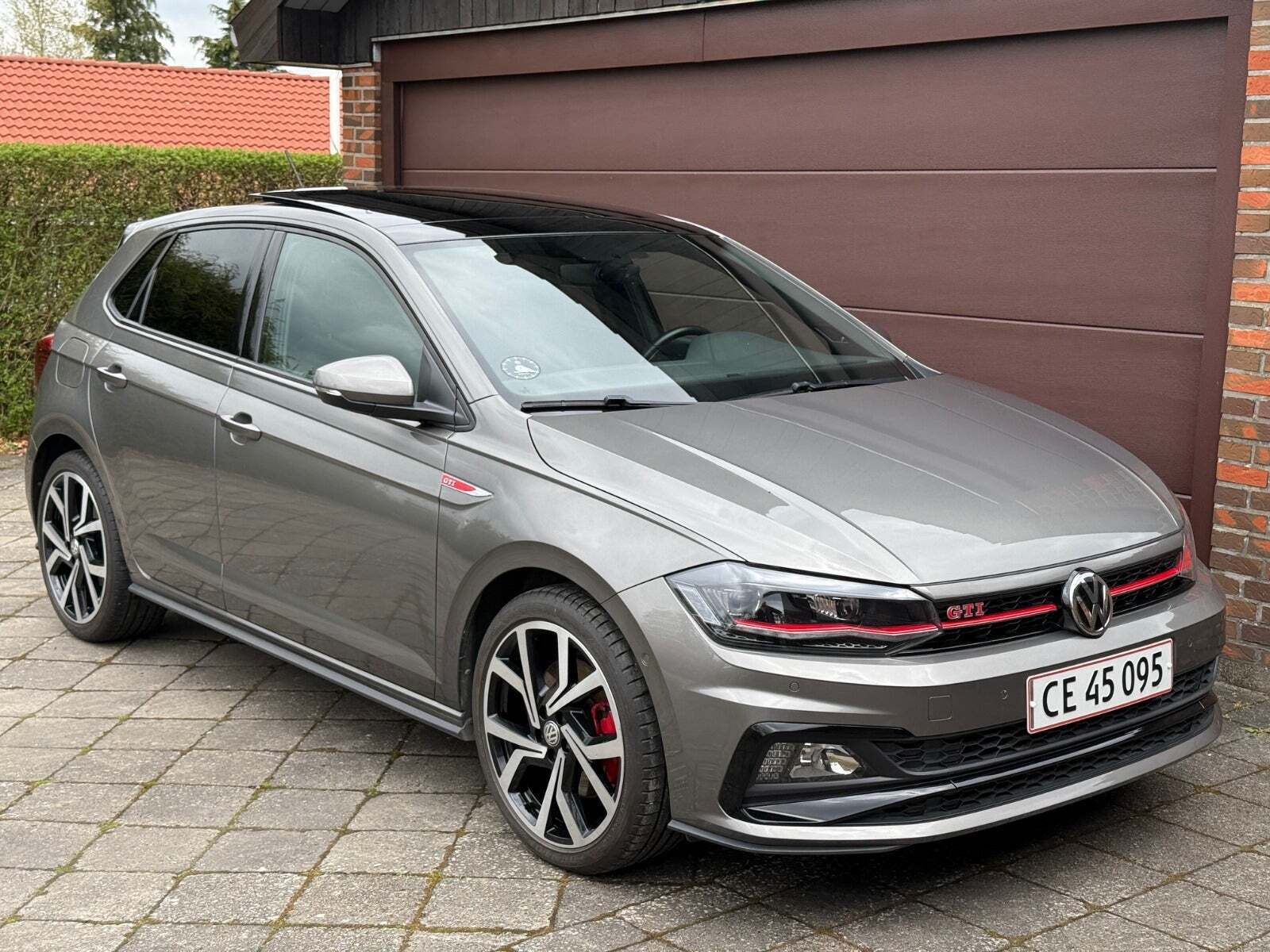 Grå VW Polo fra 2019 set udefra