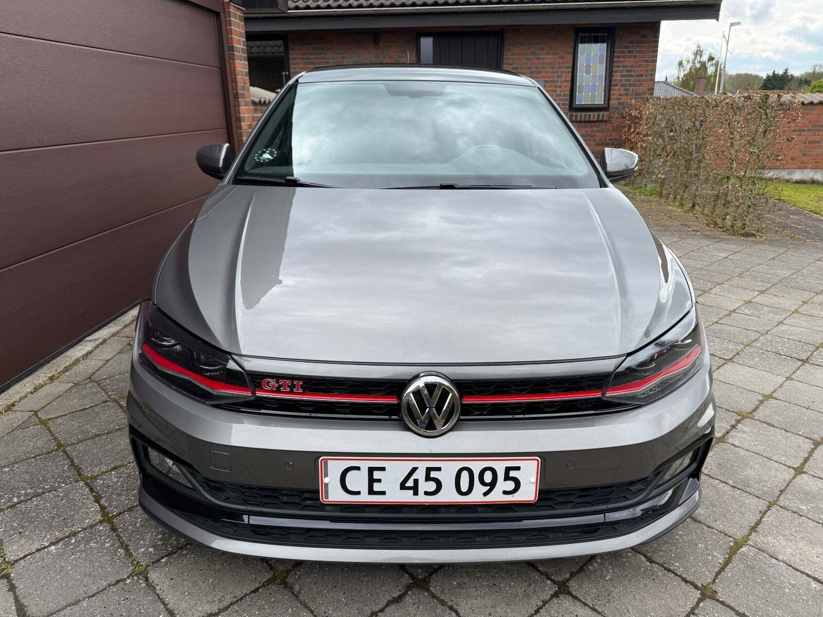 Grå VW Polo fra 2019