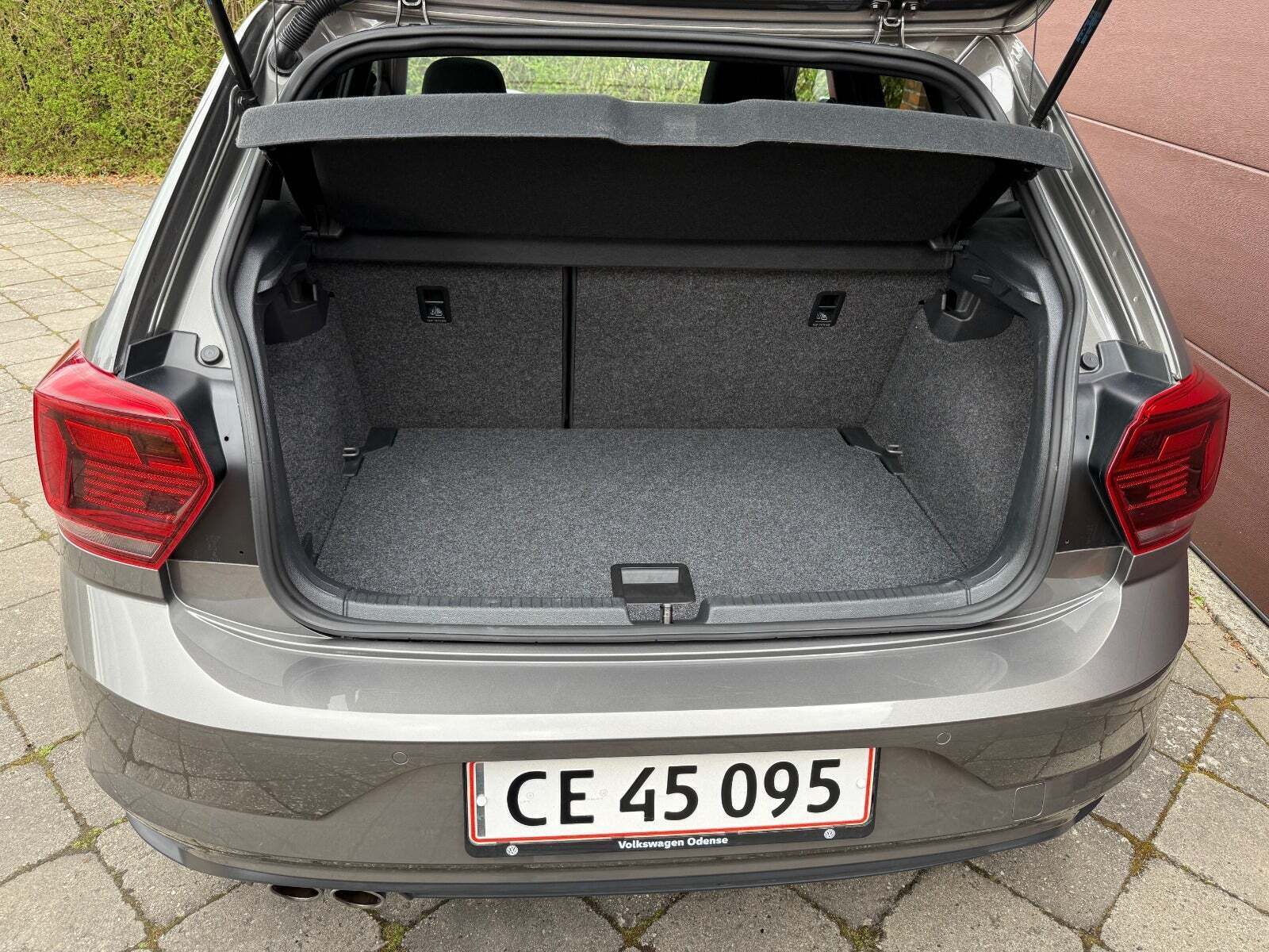 Grå VW Polo fra 2019