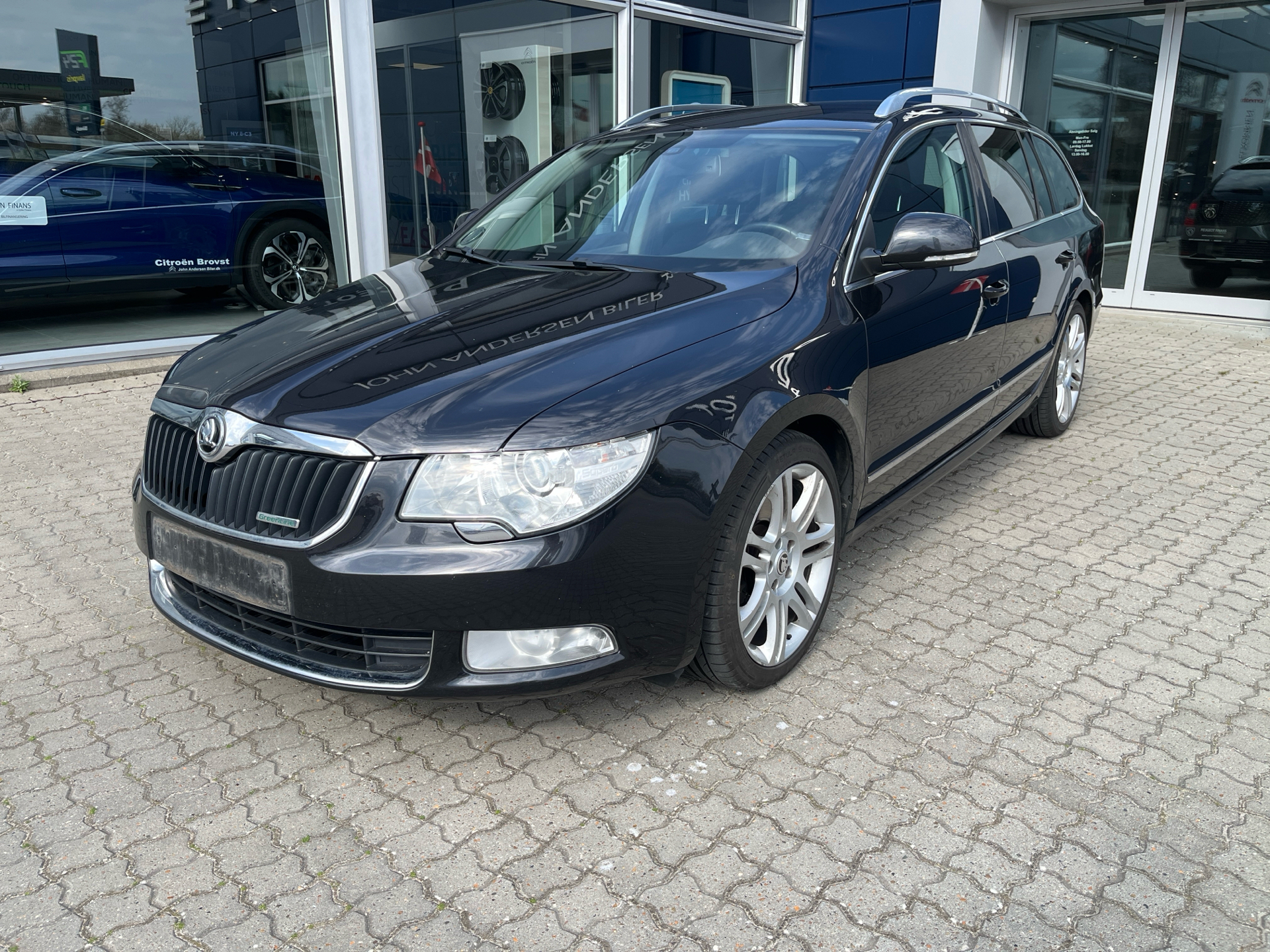 Sort Skoda Superb fra 2013 set udefra