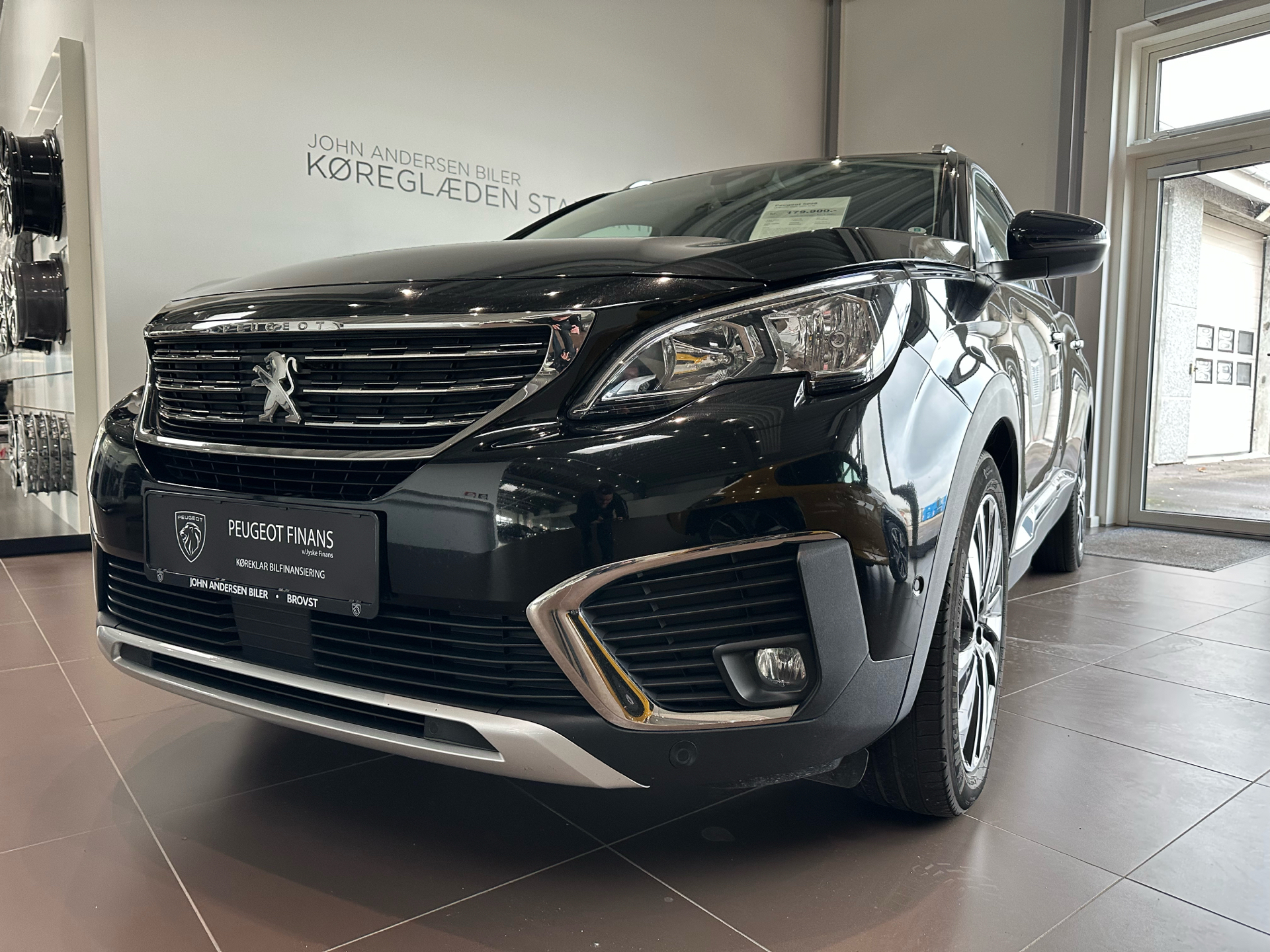Sort Peugeot 5008 fra 2018