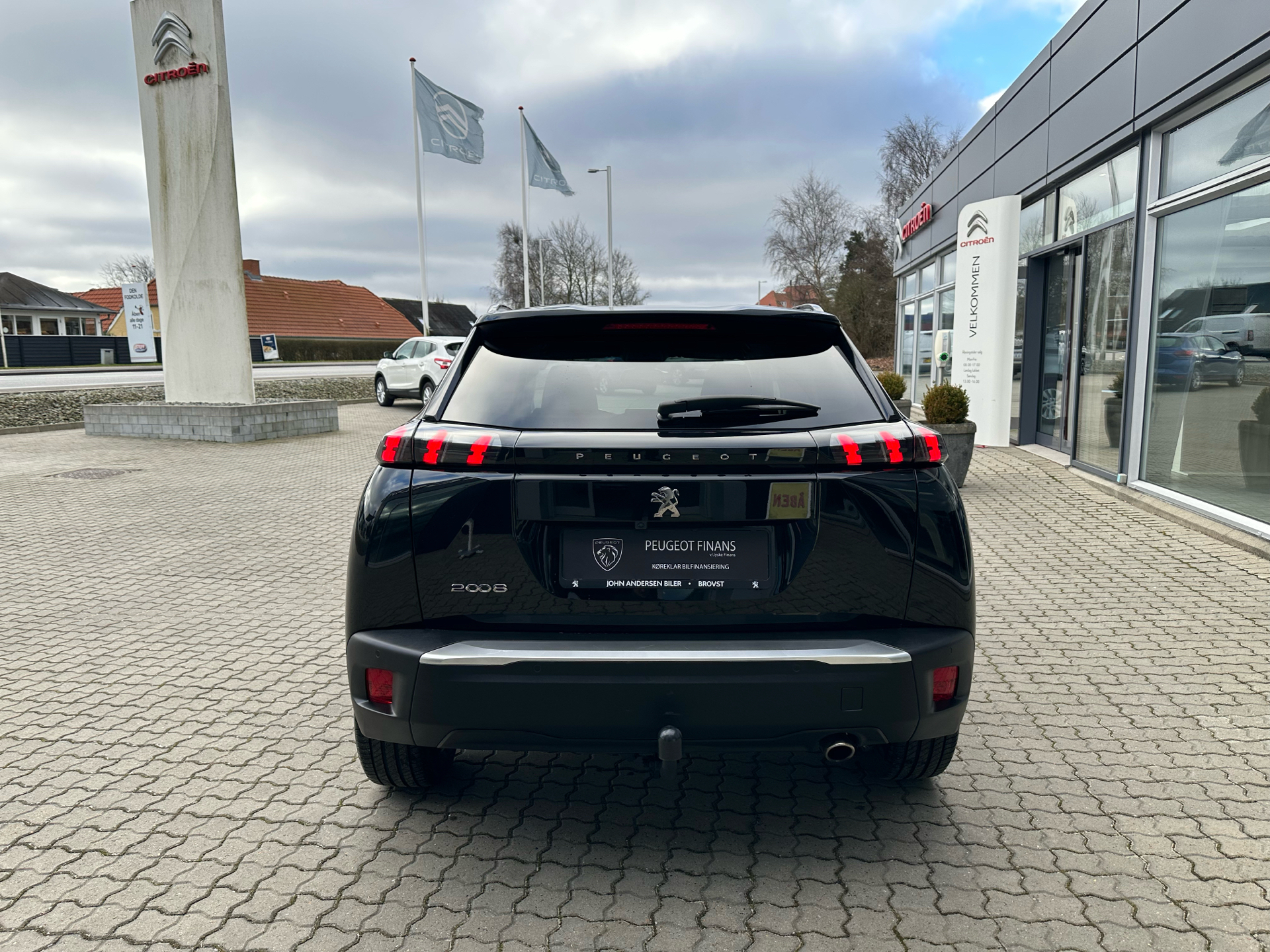 Sort Peugeot 2008 fra 2021 set udefra