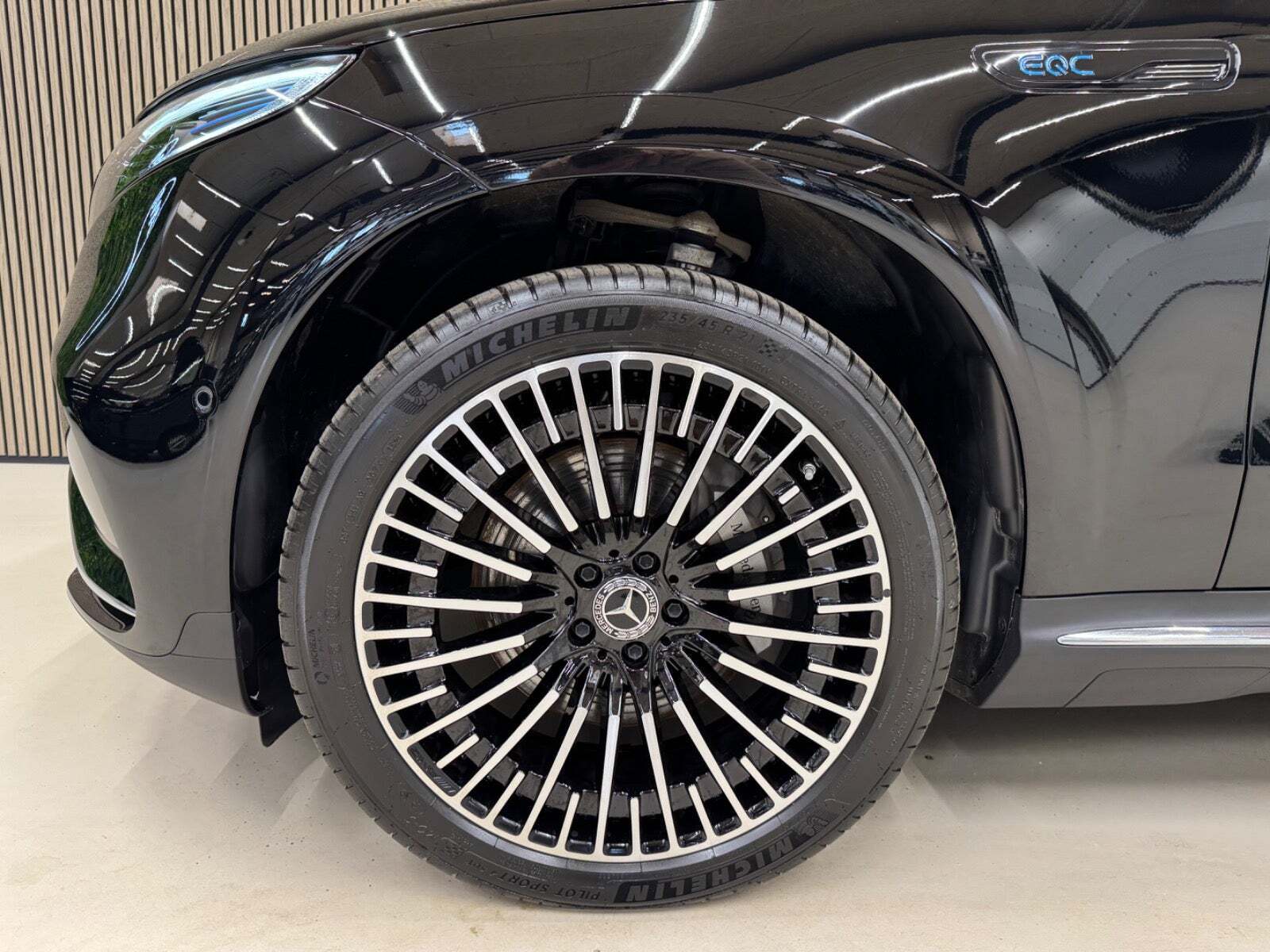 Sort Mercedes EQC400 fra 2023