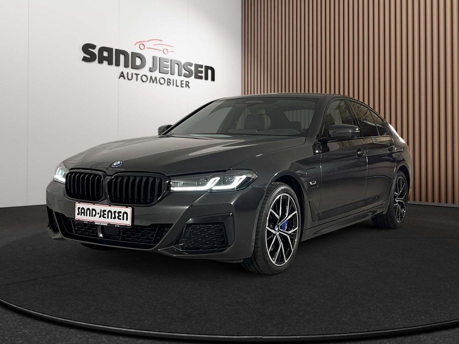 Grå BMW 545e fra 2022 set udefra