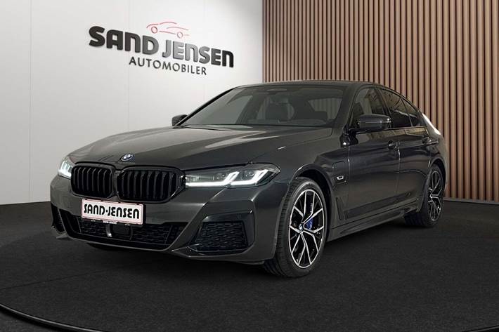 Grå BMW 545e fra 2022 set udefra