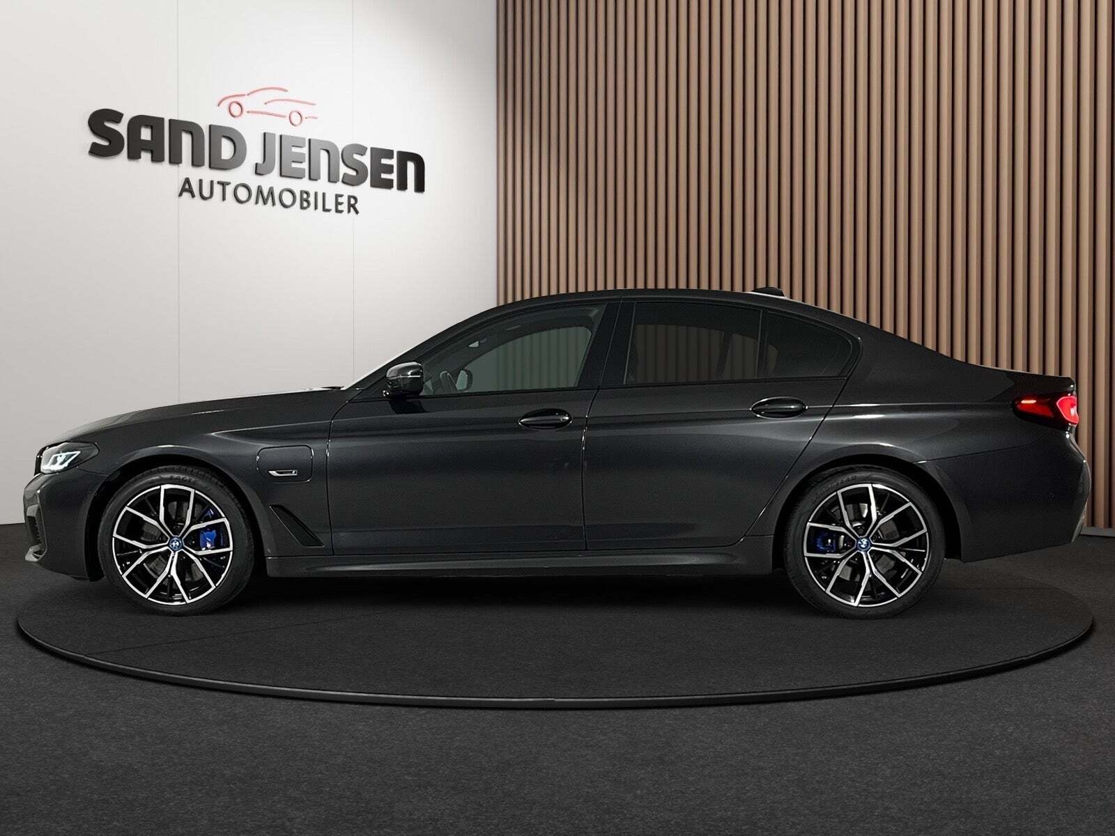 Grå BMW 545e fra 2022