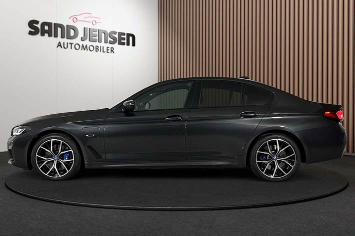 Grå BMW 545e fra 2022
