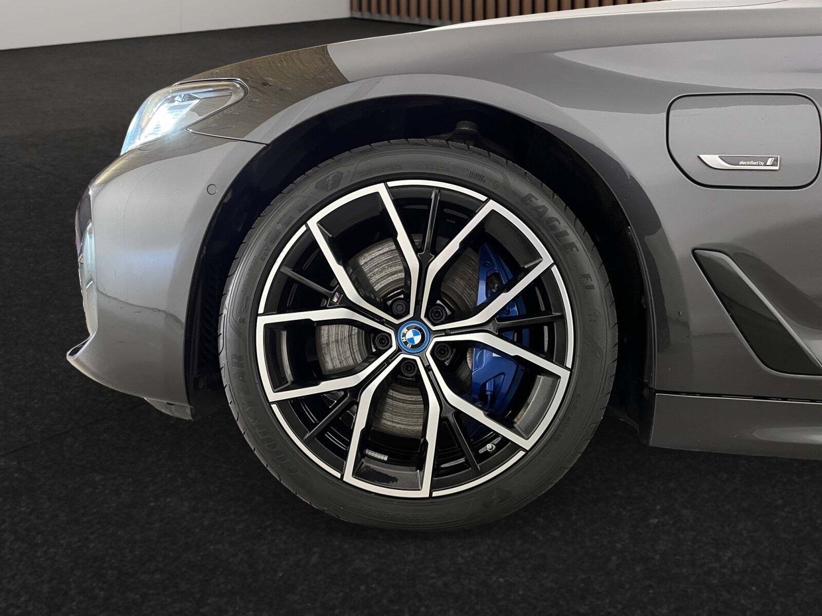 Grå BMW 545e fra 2022