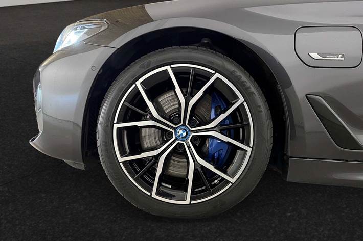 Grå BMW 545e fra 2022