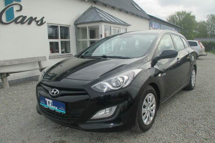 Sort Hyundai i30 fra 2013 set udefra