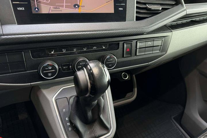 undefined VW Caravelle fra 2021 set indefra