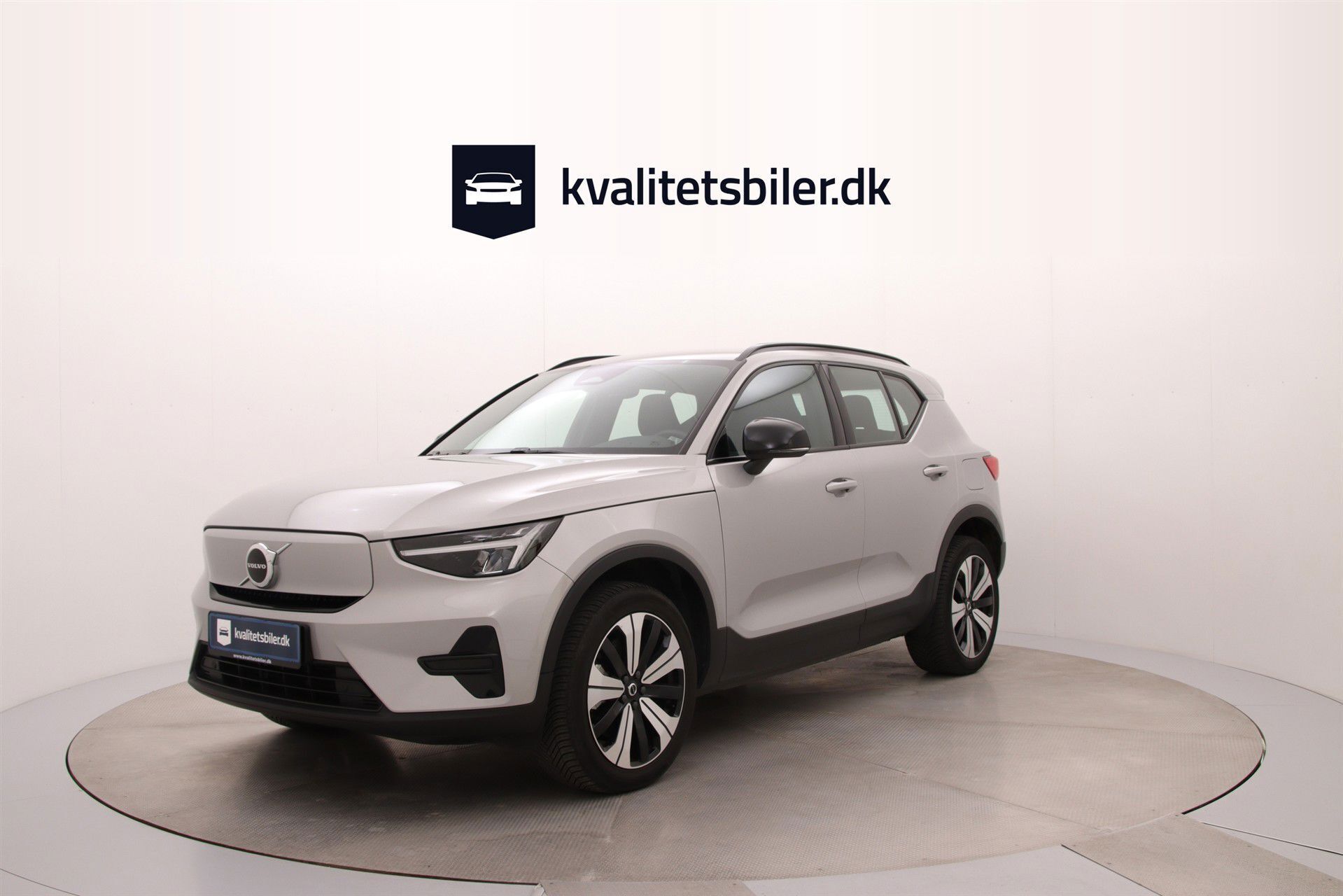Sølv Volvo XC40 fra 2022 set udefra