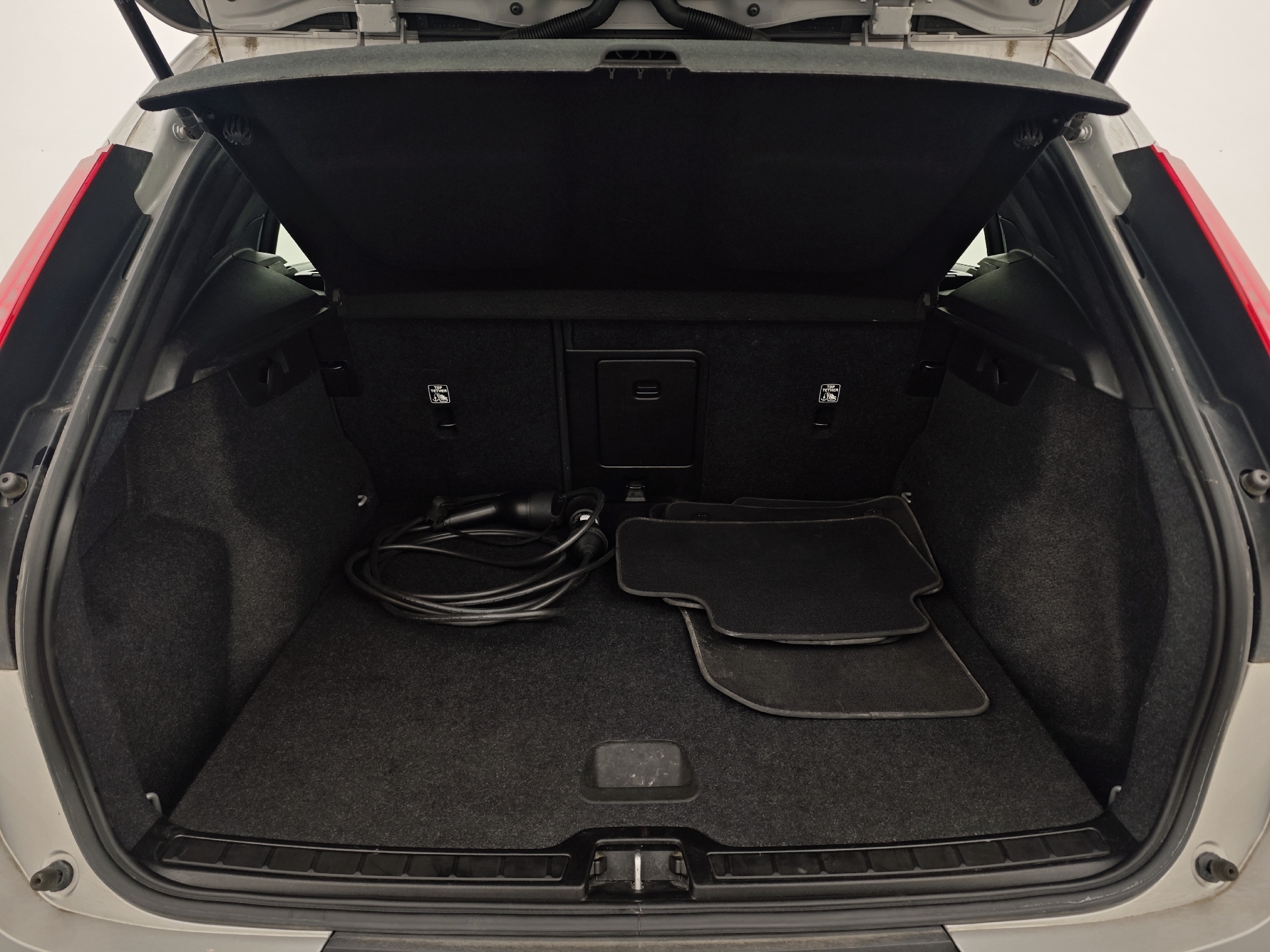 Sølv Volvo XC40 fra 2022