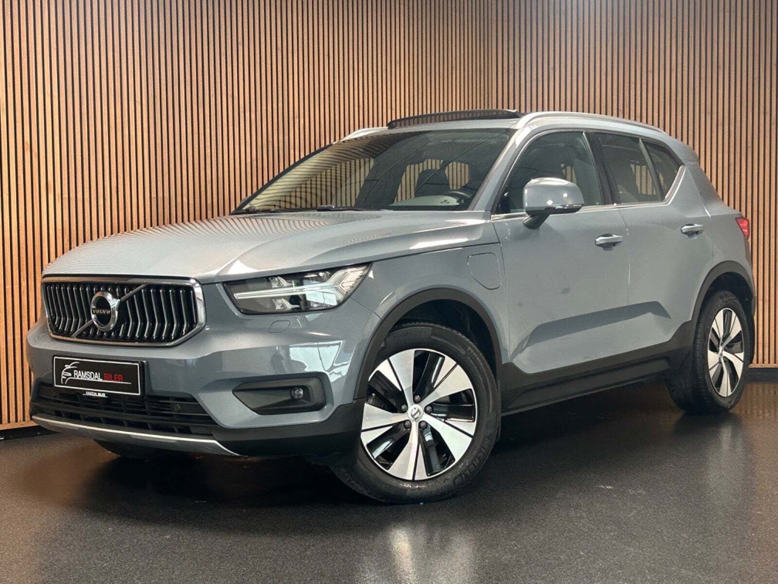 Grå Volvo XC40 fra 2021 set udefra