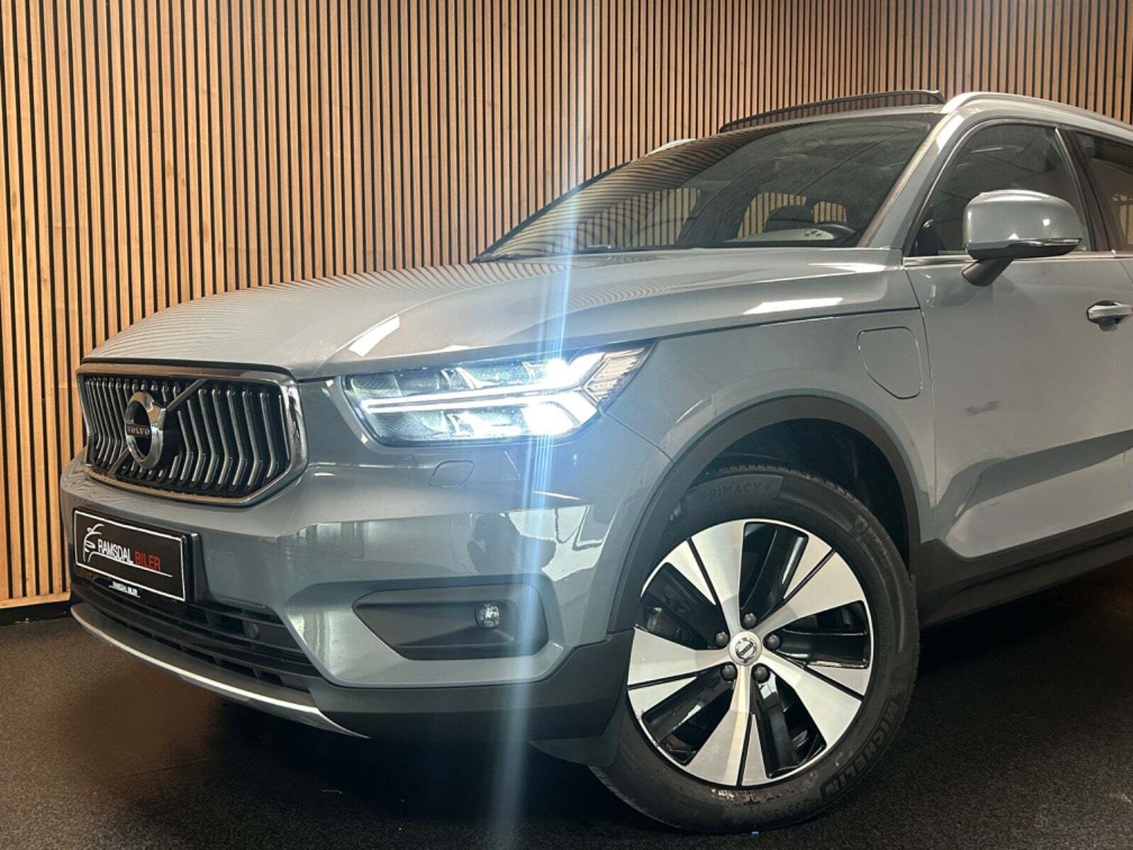 Grå Volvo XC40 fra 2021