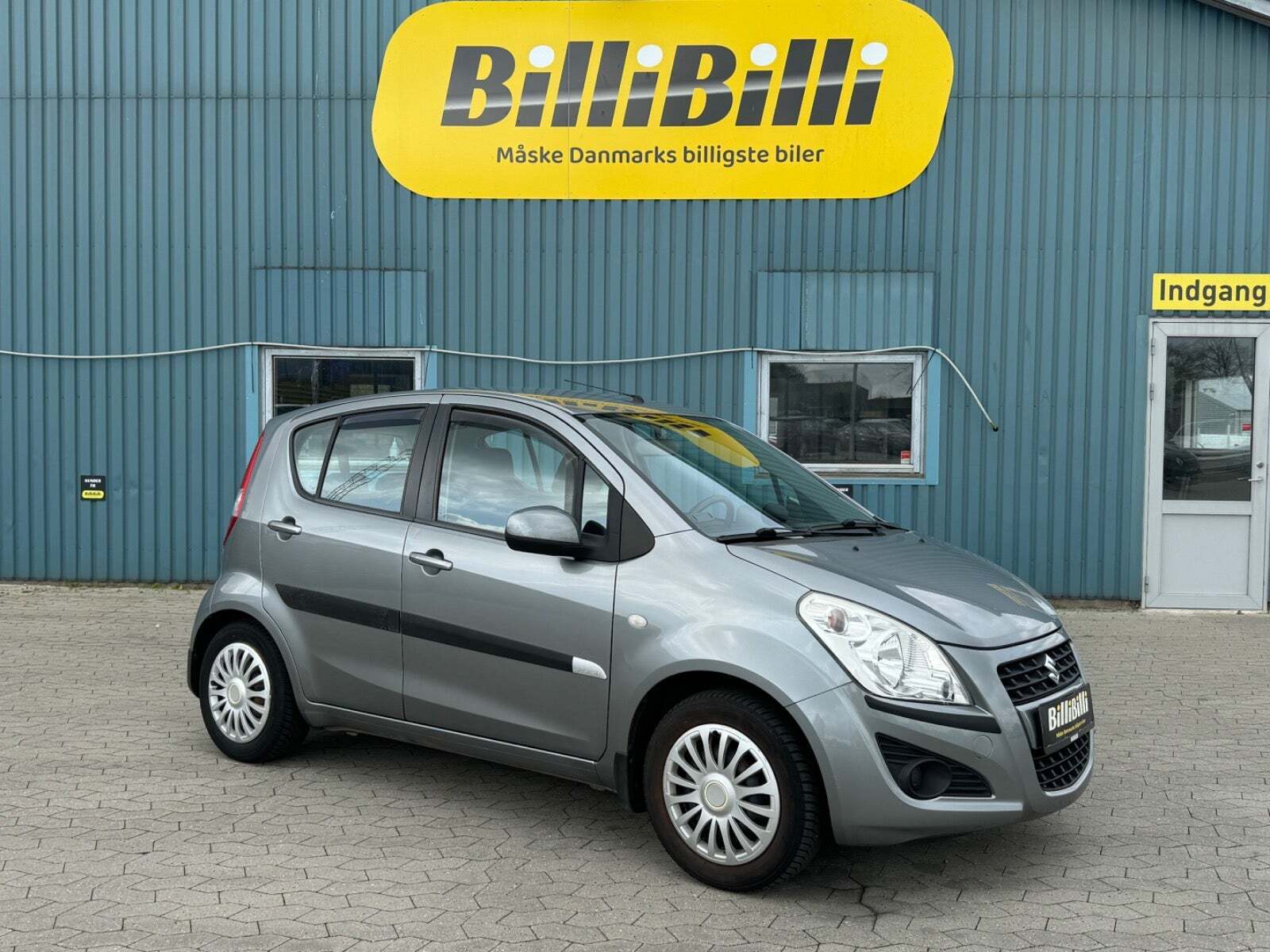 Grå Suzuki Splash fra 2013 set udefra