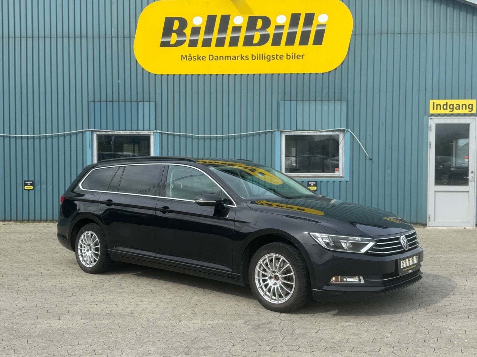 Sort VW Passat fra 2016 set udefra