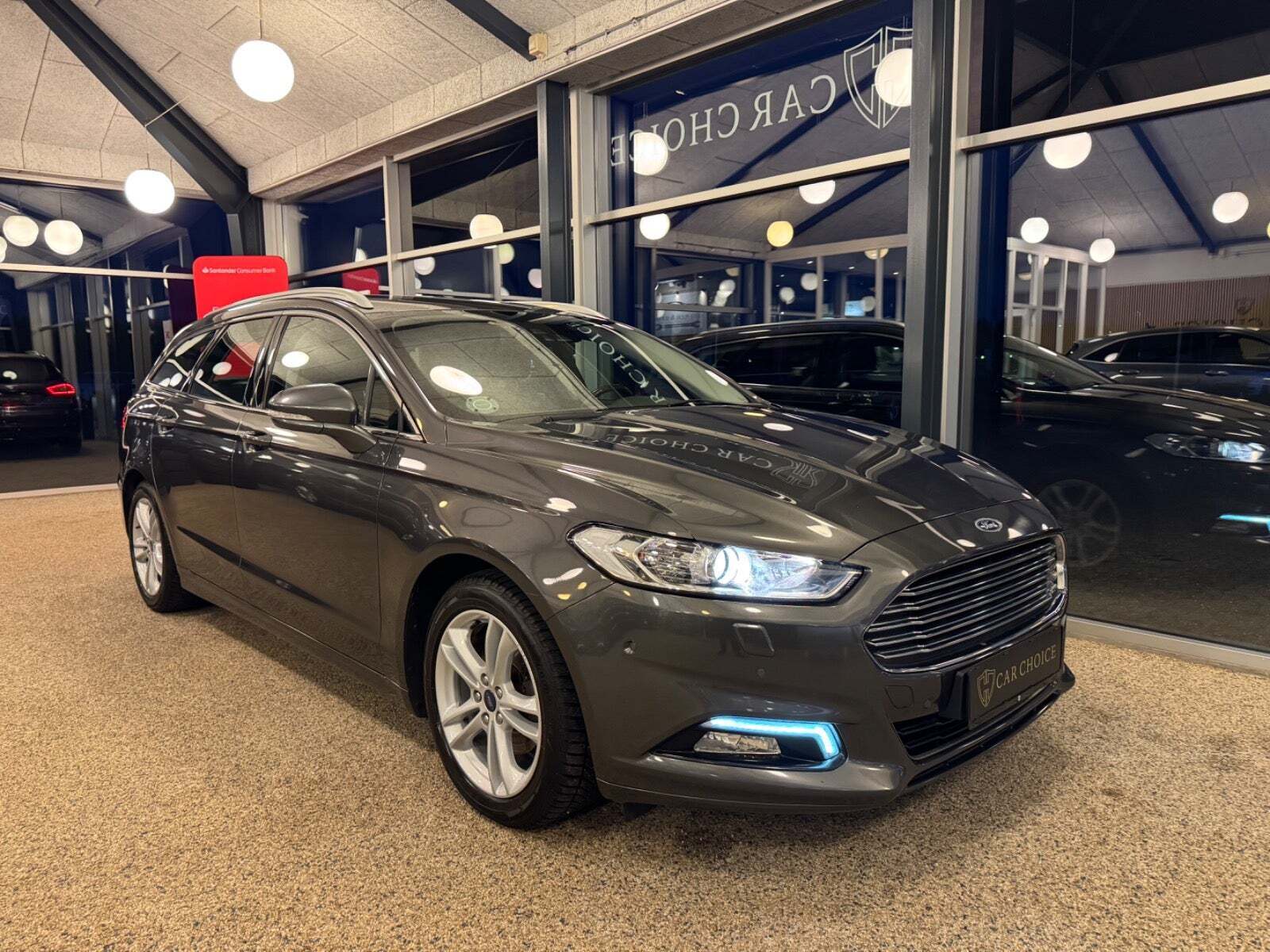 Grå Ford Mondeo fra 2018 set udefra